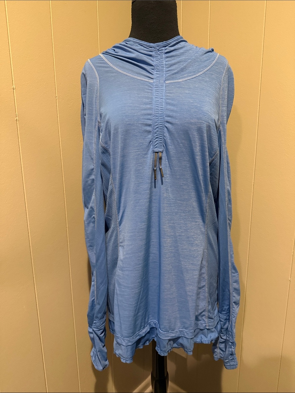 B44 lululemon athletica Women’s 12 Sky Blue Hooded Long-Sleeve Pullover